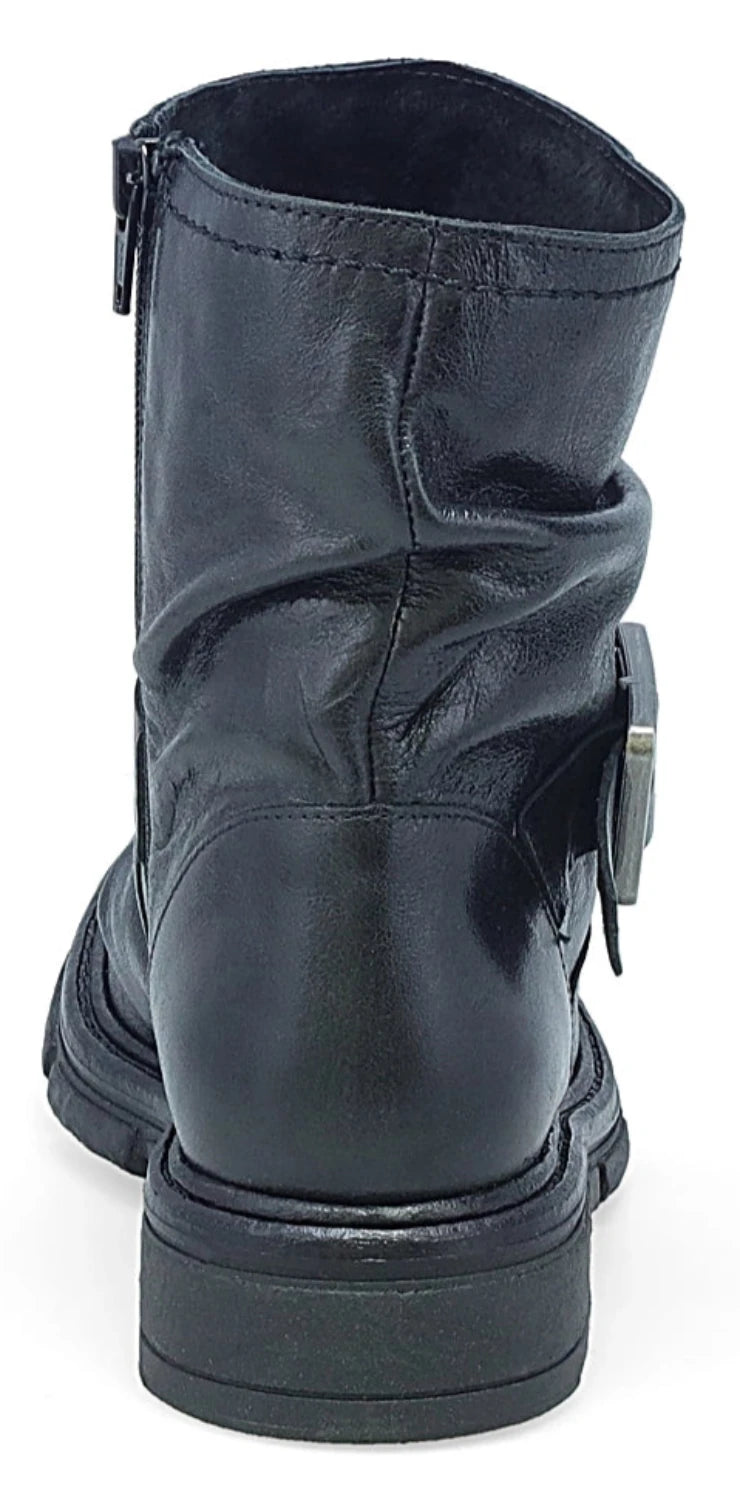 Holdyn Black